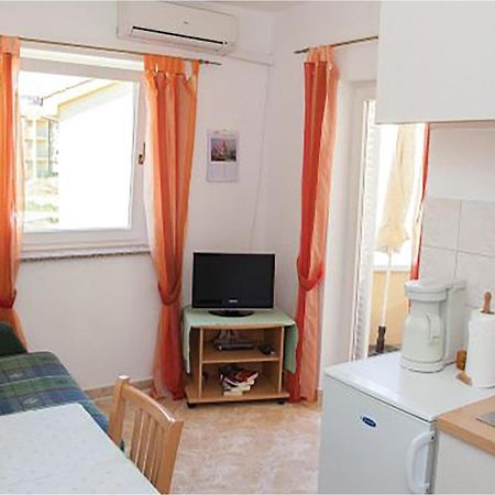 1 Bedroom Beautiful Apartment In Malinska Εξωτερικό φωτογραφία