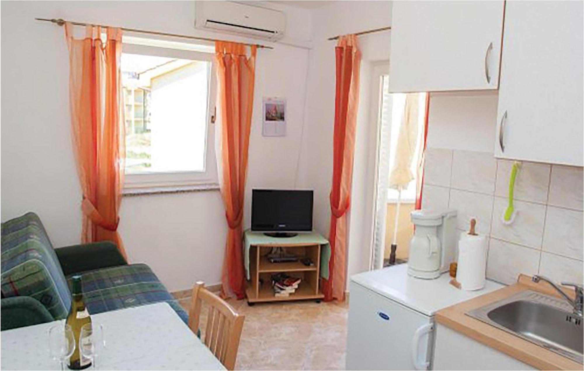 1 Bedroom Beautiful Apartment In Malinska Εξωτερικό φωτογραφία